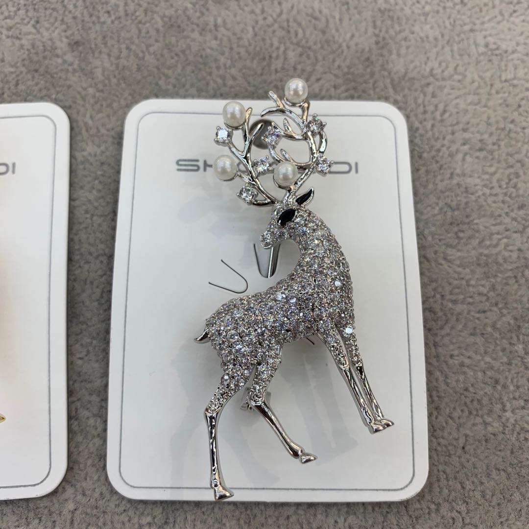 气质时尚小鹿胸针女锆石胸花韩版百搭衣服别针配饰细节图