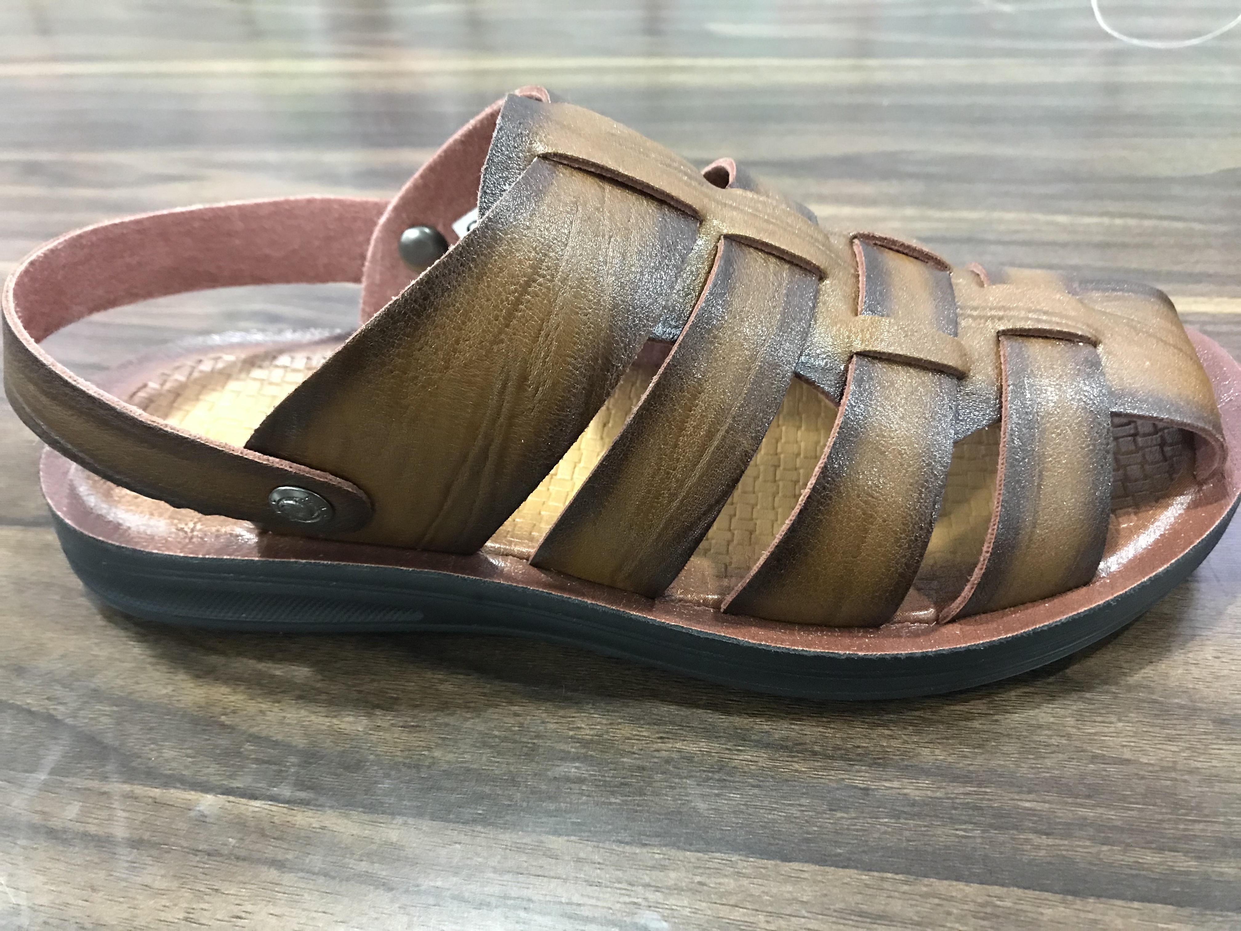 男式包头型沙滩鞋产品图