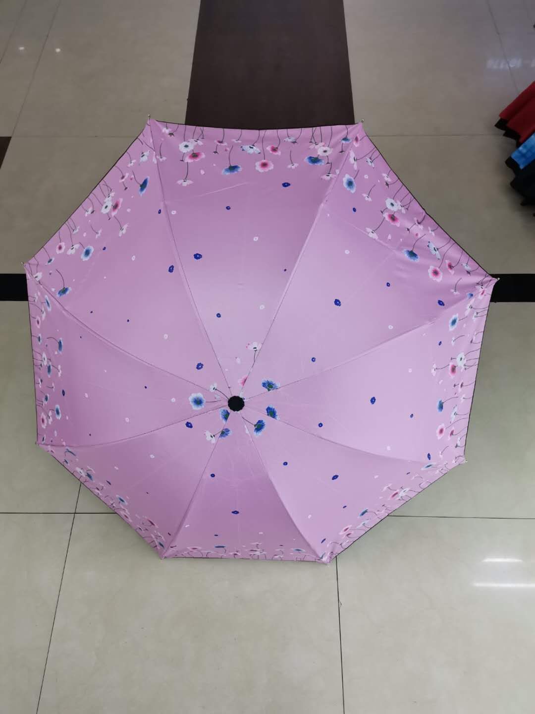 直销批发2019新款时尚三折黑胶晴雨伞现货定制三折伞黑胶晴雨伞细节图