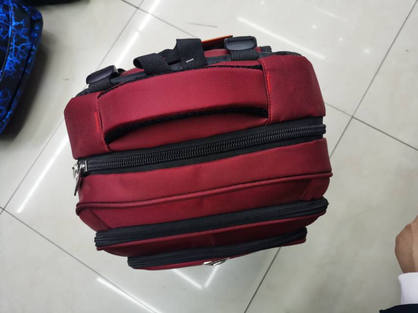 红色大容量防水电脑包产品图
