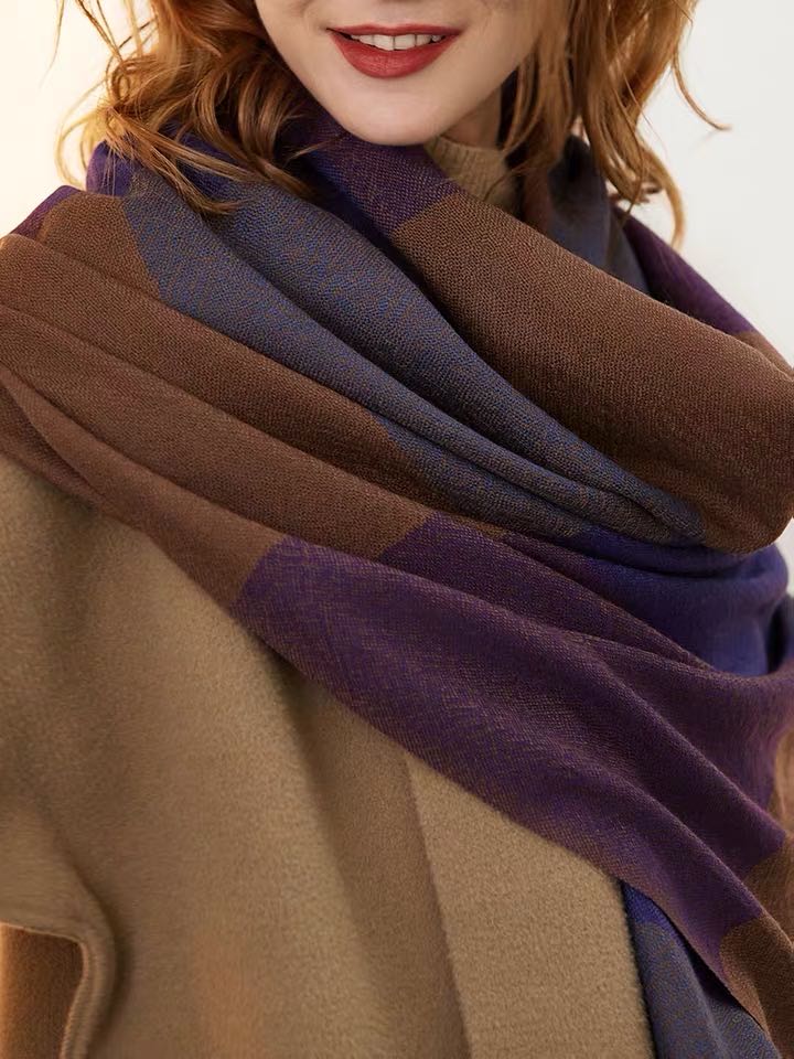 A classic long scarf with a popular autumn and winter ladylike shawl worn over a lady's scarf
