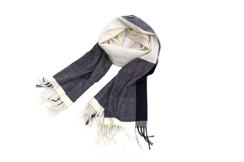 Warm Seasons: Encounter the Charm of Japanese Colorblock Scarf