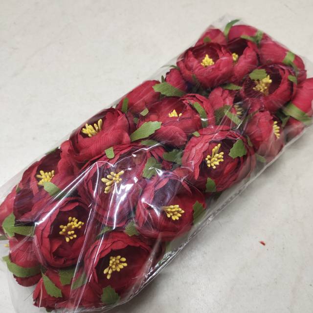 Artificial flowers decorate red heart flowers Specification image