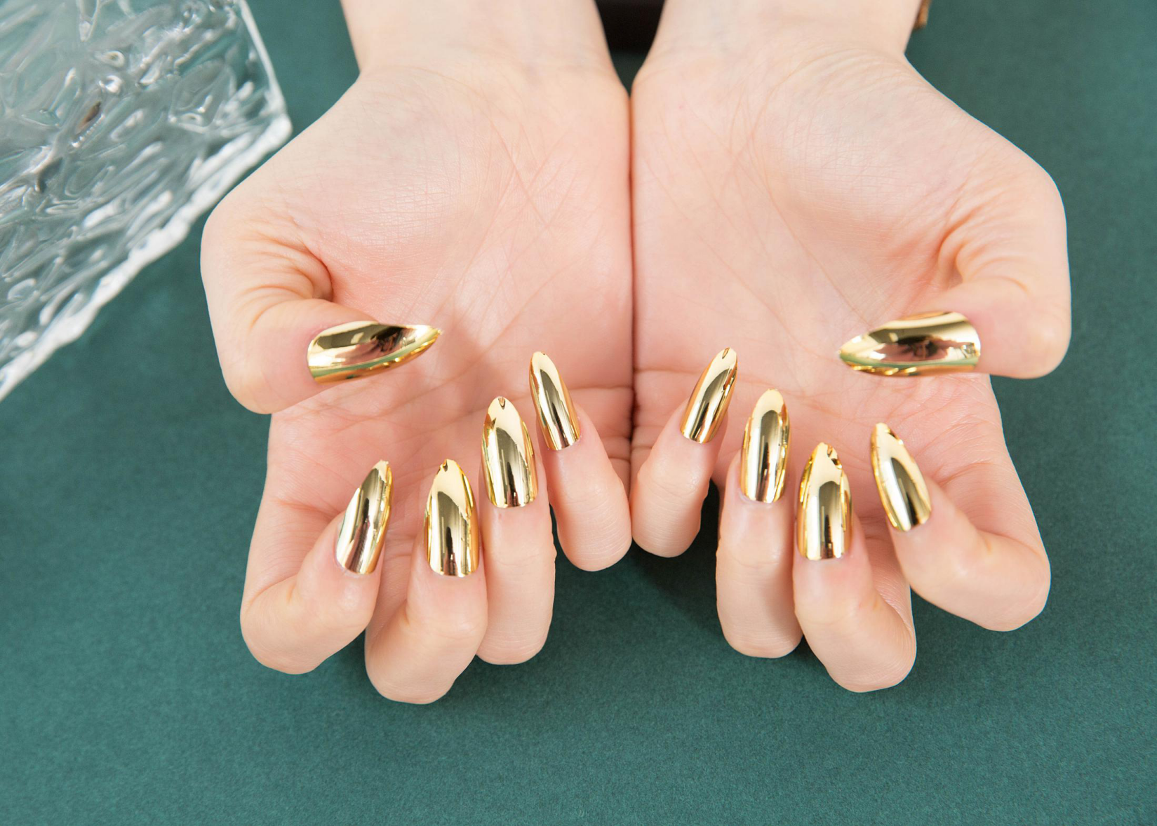 Boxed small eagle claw electroplated nails, shiny and available in multiple colors LL-03 details Picture