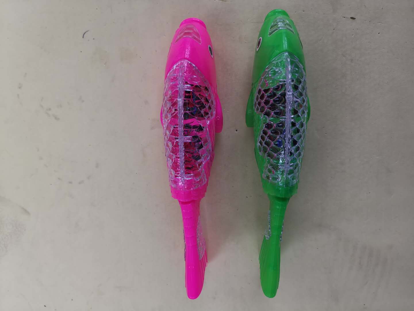 抖音同款网红牵线电动小鱼宝宝玩具爬行会跑的儿童走路玩具产品图