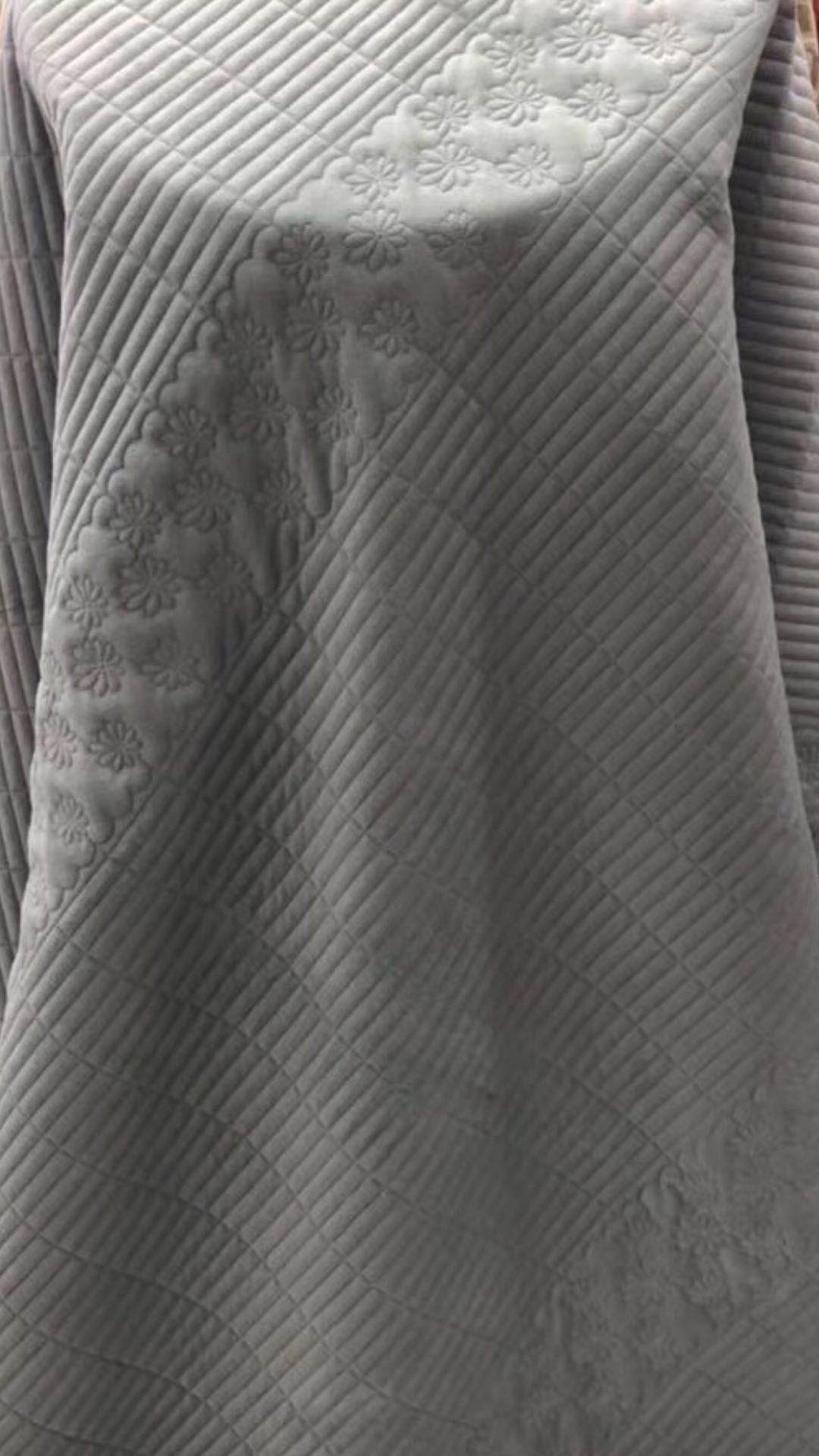 鑫缘利条纹印花保暖舒适纯色毛毯产品图