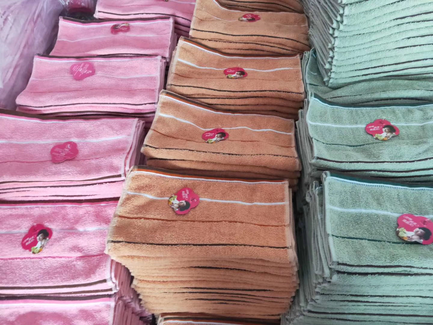 This is a pure cotton facial towel for home use. It is all-cotton, soft, absorbent and does not shed fibers Specification image