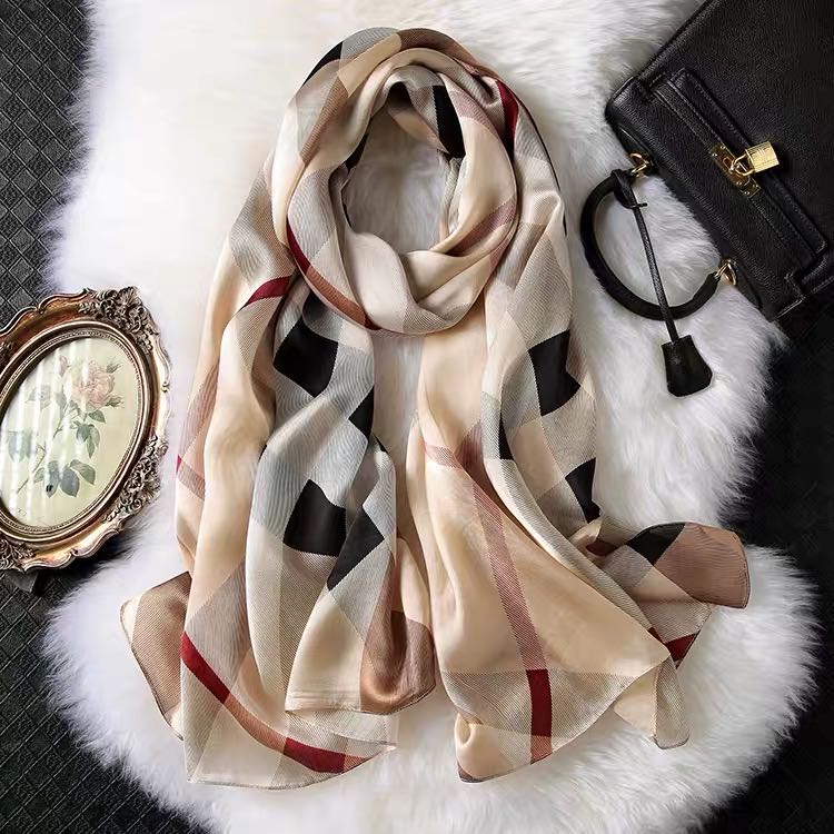 Foreign-Style Scarf Detail