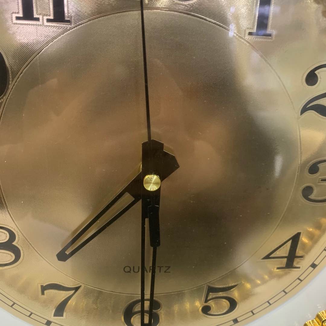 Electronic wall clock, silent living room clock, home, personalized, creative, fashionable and artistic quartz clock hung on the wall details Picture