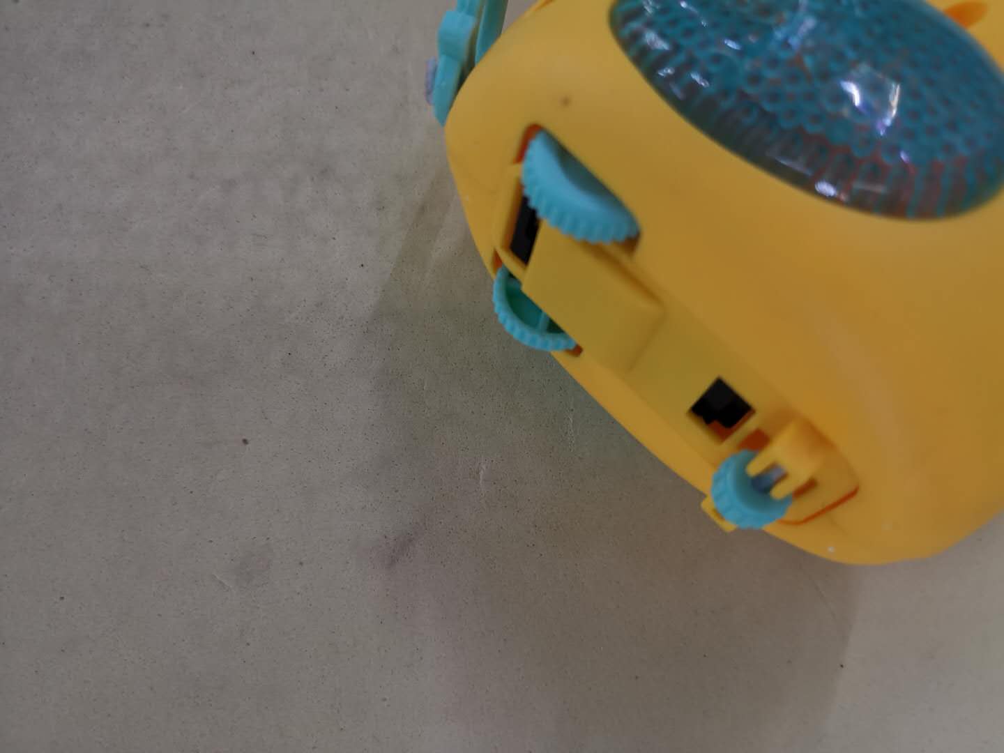 趣味拉力灯光小萌鸭，拉力上链前进带灯光，三色混装，边走边发光细节图