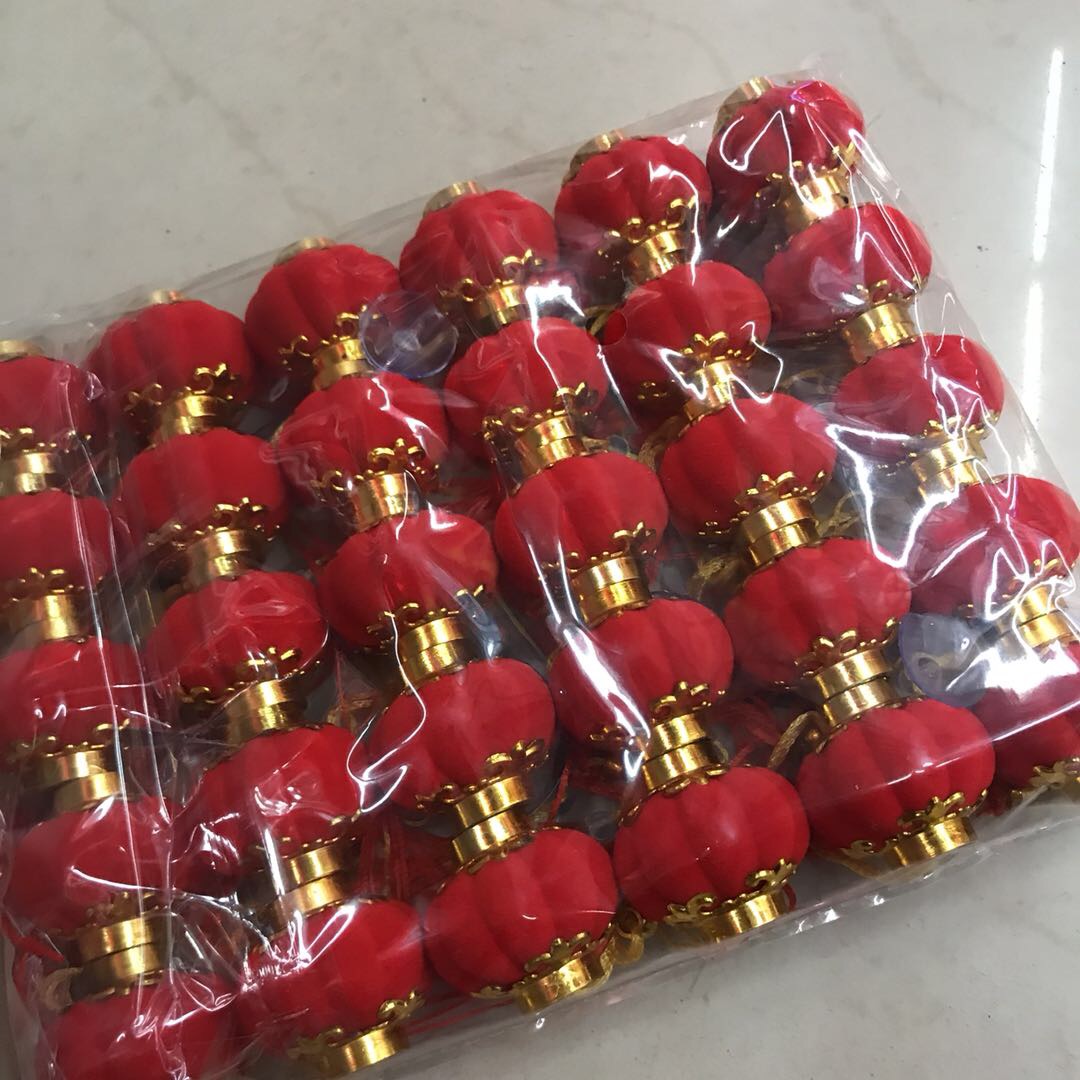 There are 30 small lanterns made of velvet with a golden and red color scheme, which is very festive Specification image