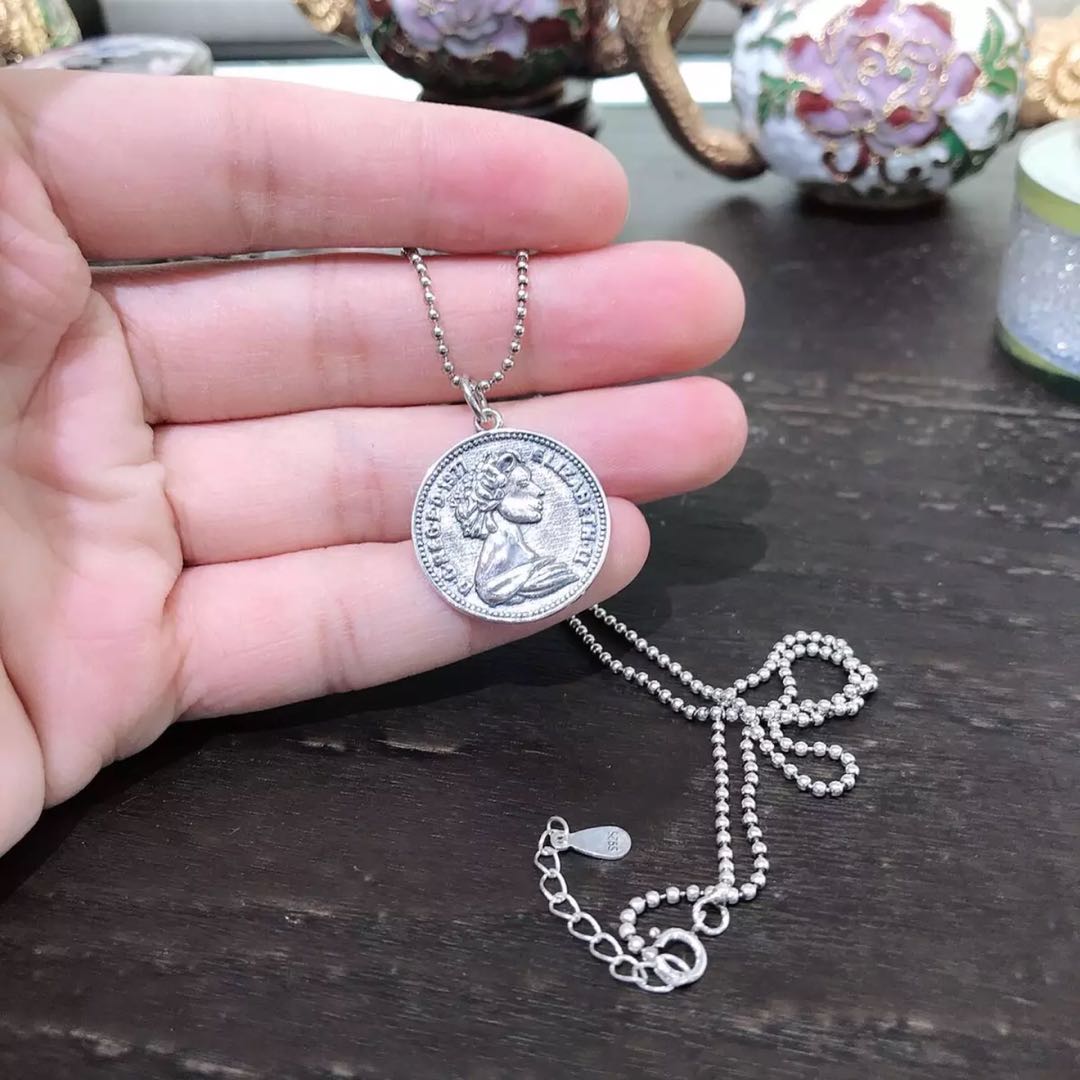 A new Japanese-style round pendant portrait pendant necklace, a fashionable and individualistic women's accessory, a trendy and versatile necklace
