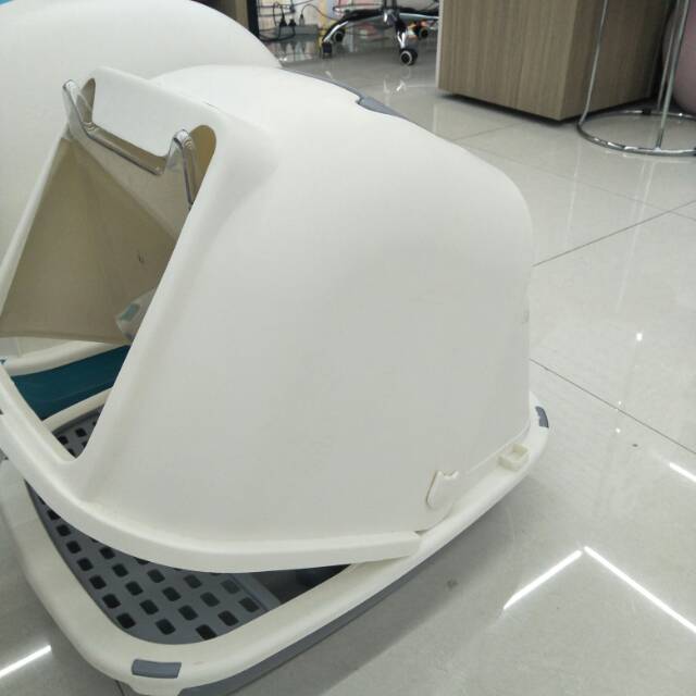 Flip-top cat litter box