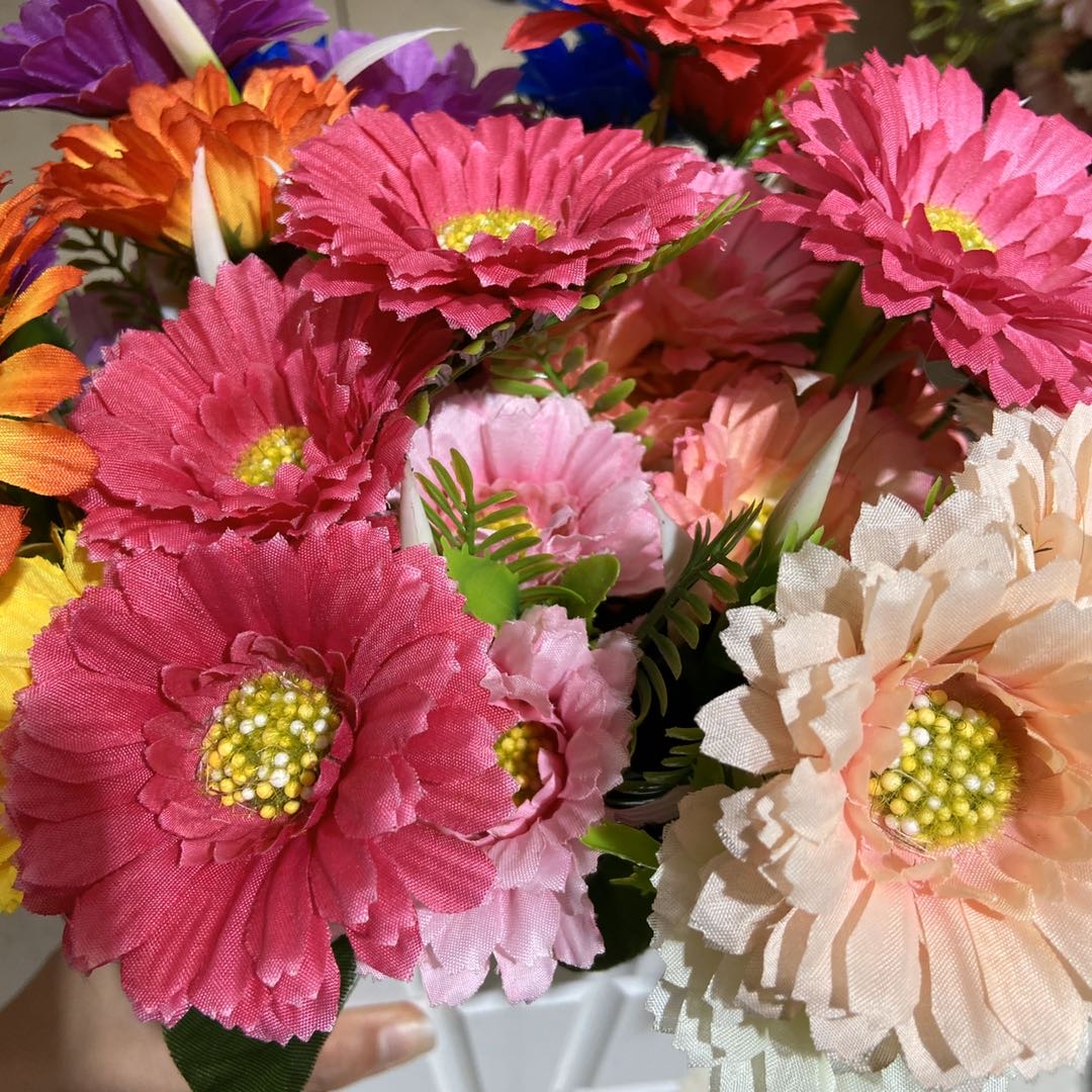 The living room is decorated with European-style plastic artificial flower arrangements. The interior is furnished with dried flower bouquets, potted plants, coffee tables, dining tables and artificial flowers details Picture