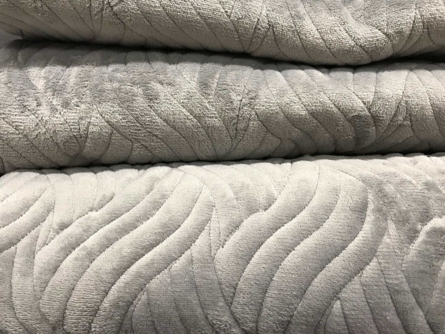 约浅灰色绒面超柔几何图案绗缝化纤毛毯