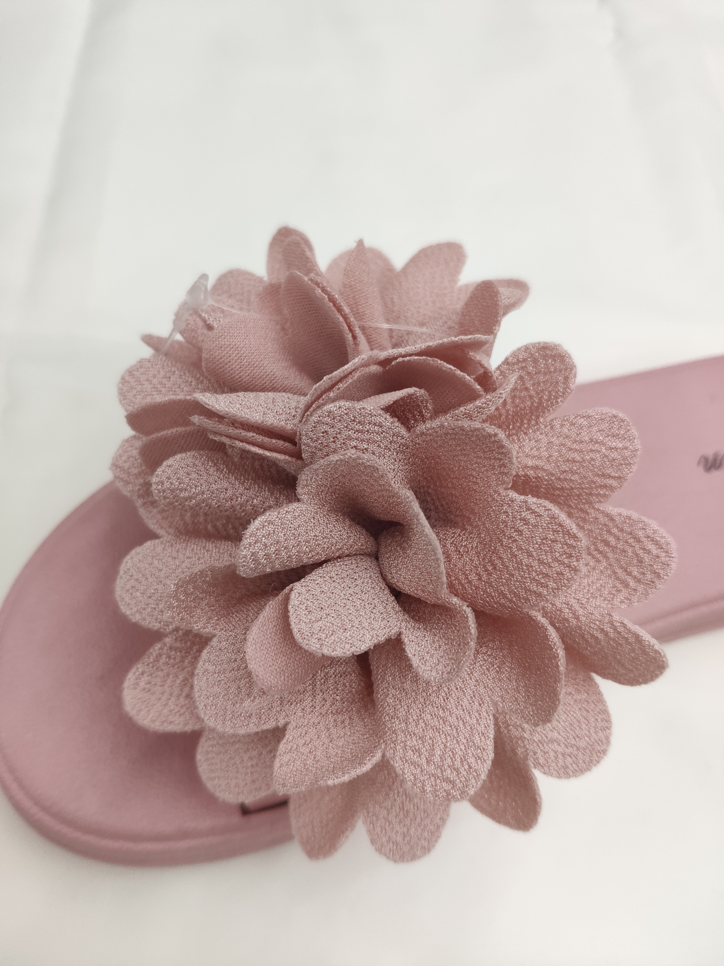 Summer women's flip-flops can be worn over fashionable flower-patterned flat sandals details Picture