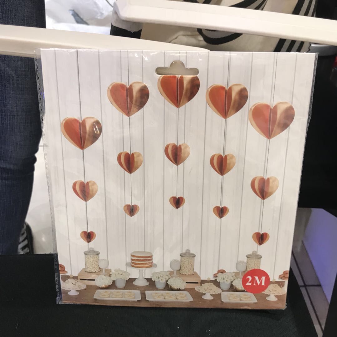 The heart-shaped decorative sequins are shining, fresh, cute, warm and romantic details Picture