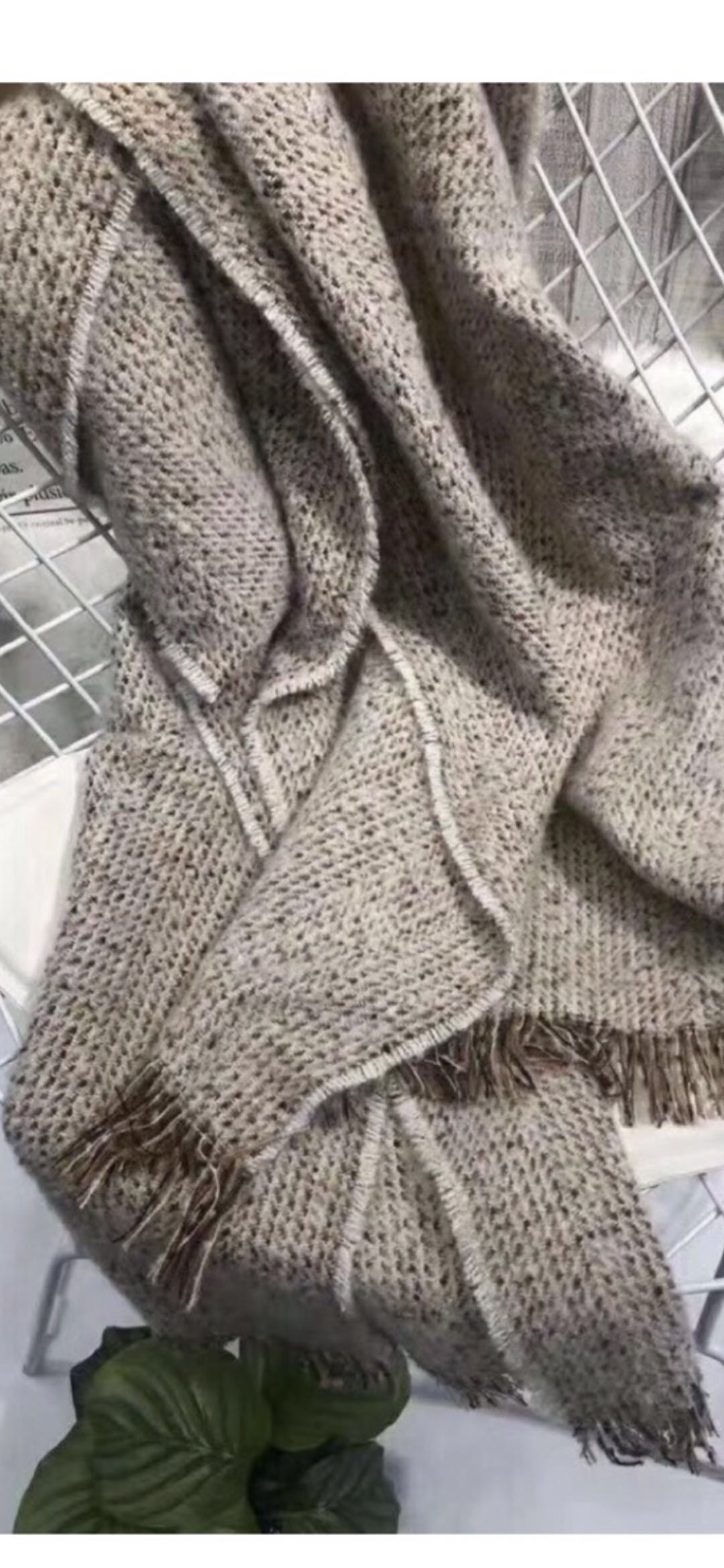 A fashionable, casual and versatile mixed-color scarf for women details Picture