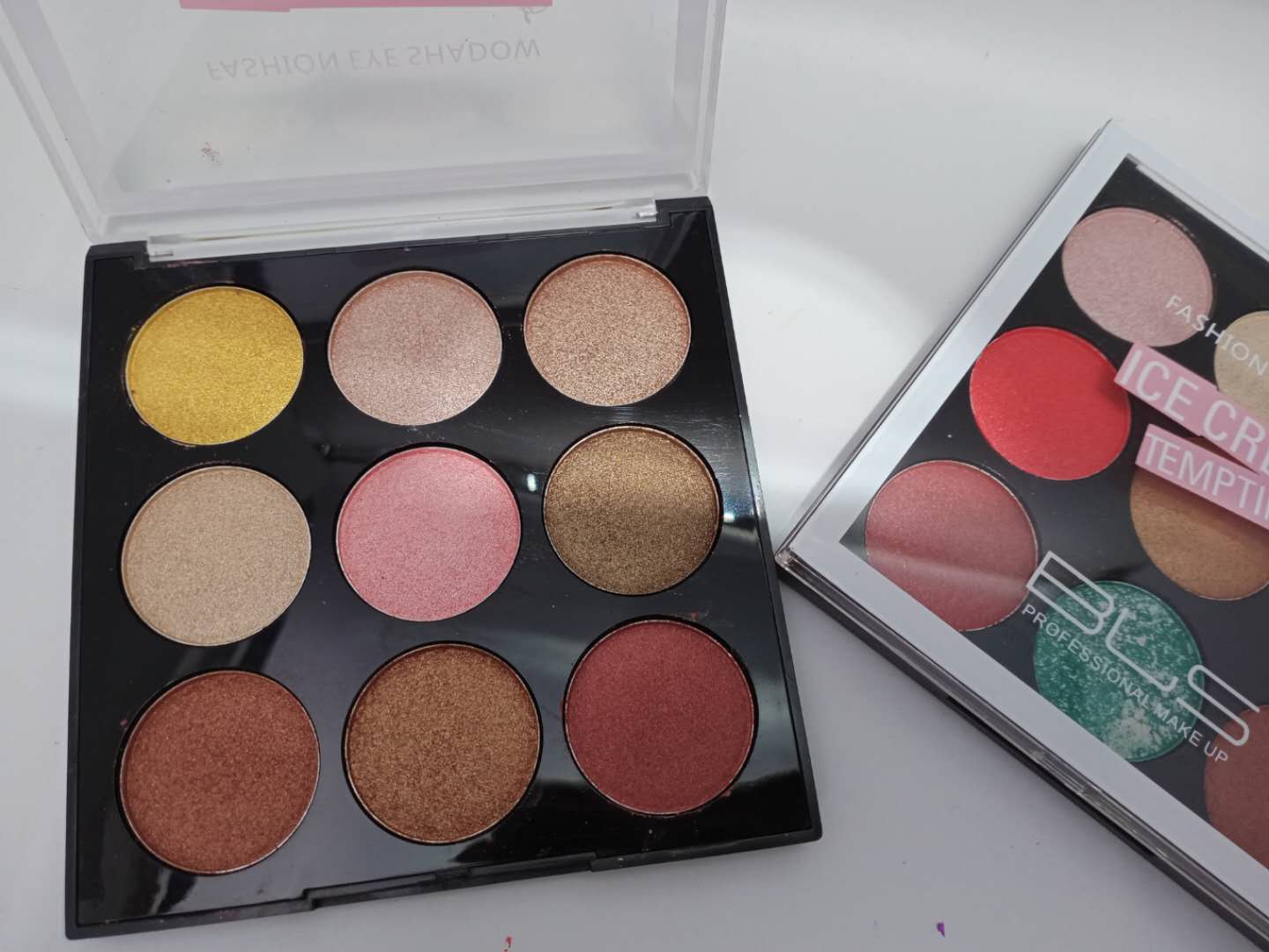 12-color glossy earth tone eyeshadow is water-resistant, sweat-proof and non-smudging