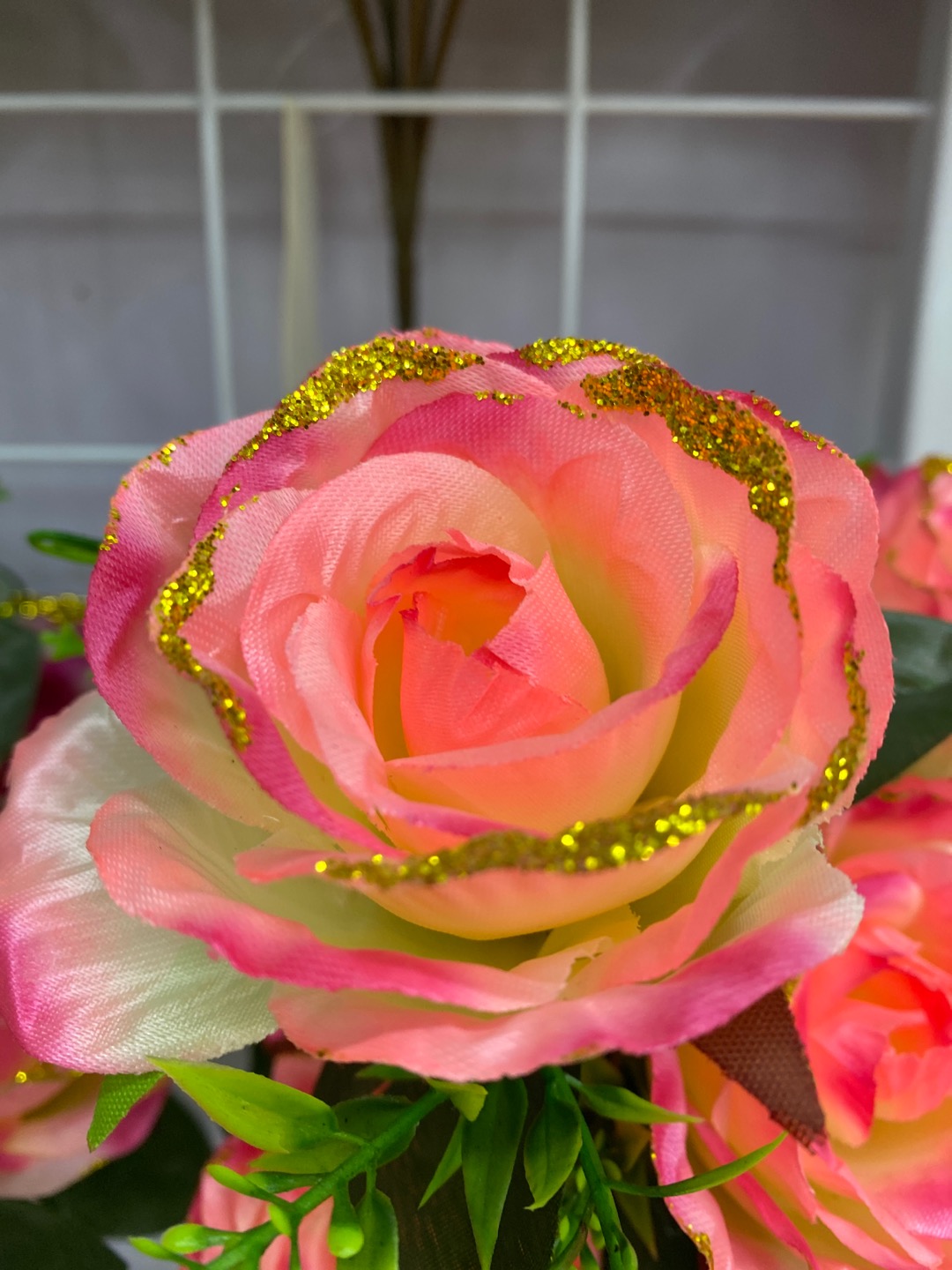 Fumin Silk Flower Factory direct sales: 12 golden-edge rose flowers available in multiple colors, bright and vivid details Picture