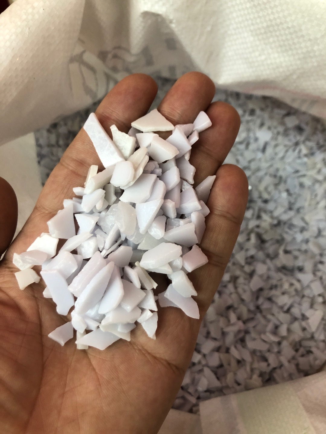 甬鑫塑料瓷白色小块粉碎料特级透改（回料）产品图