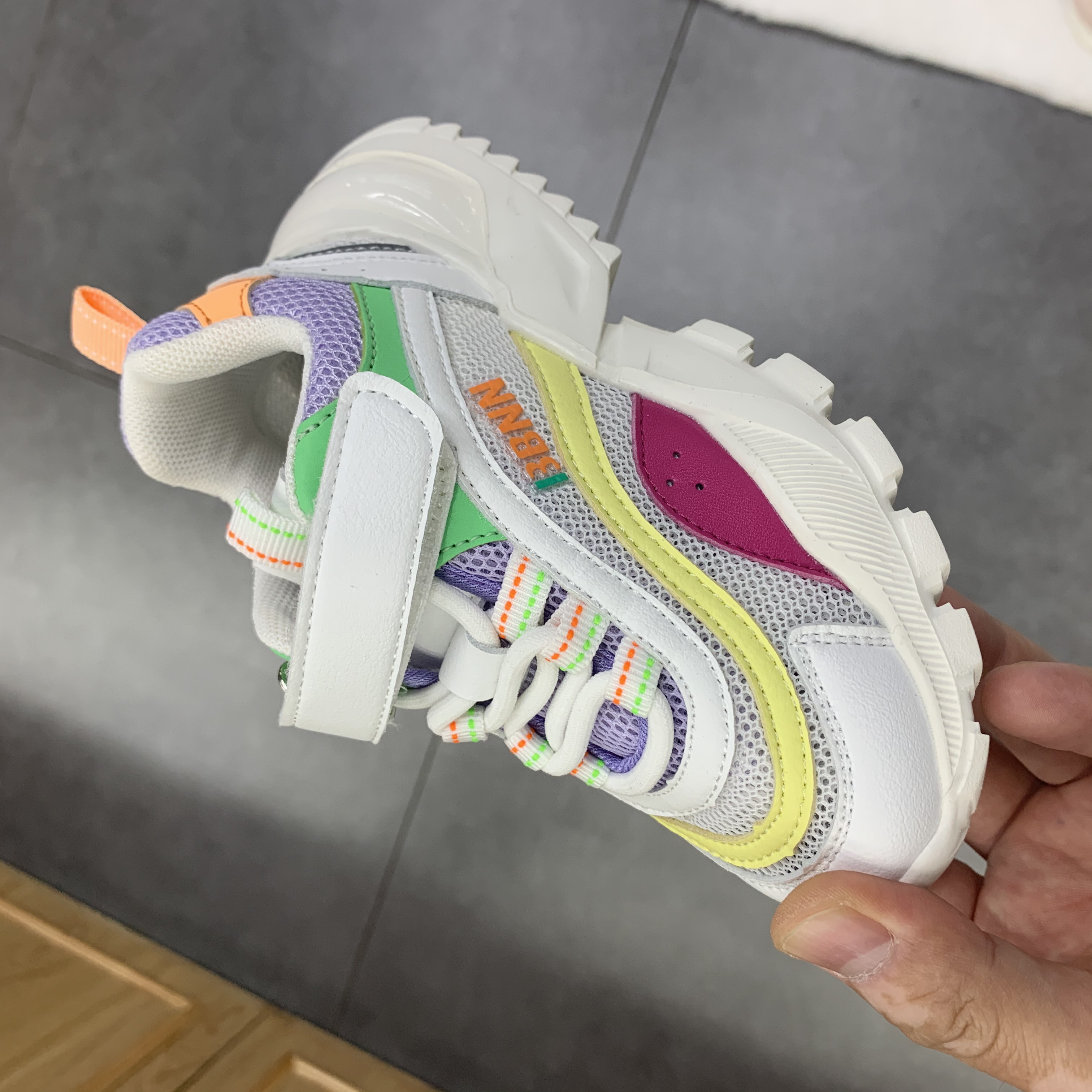 2020年软底细节装饰橡胶底运动鞋