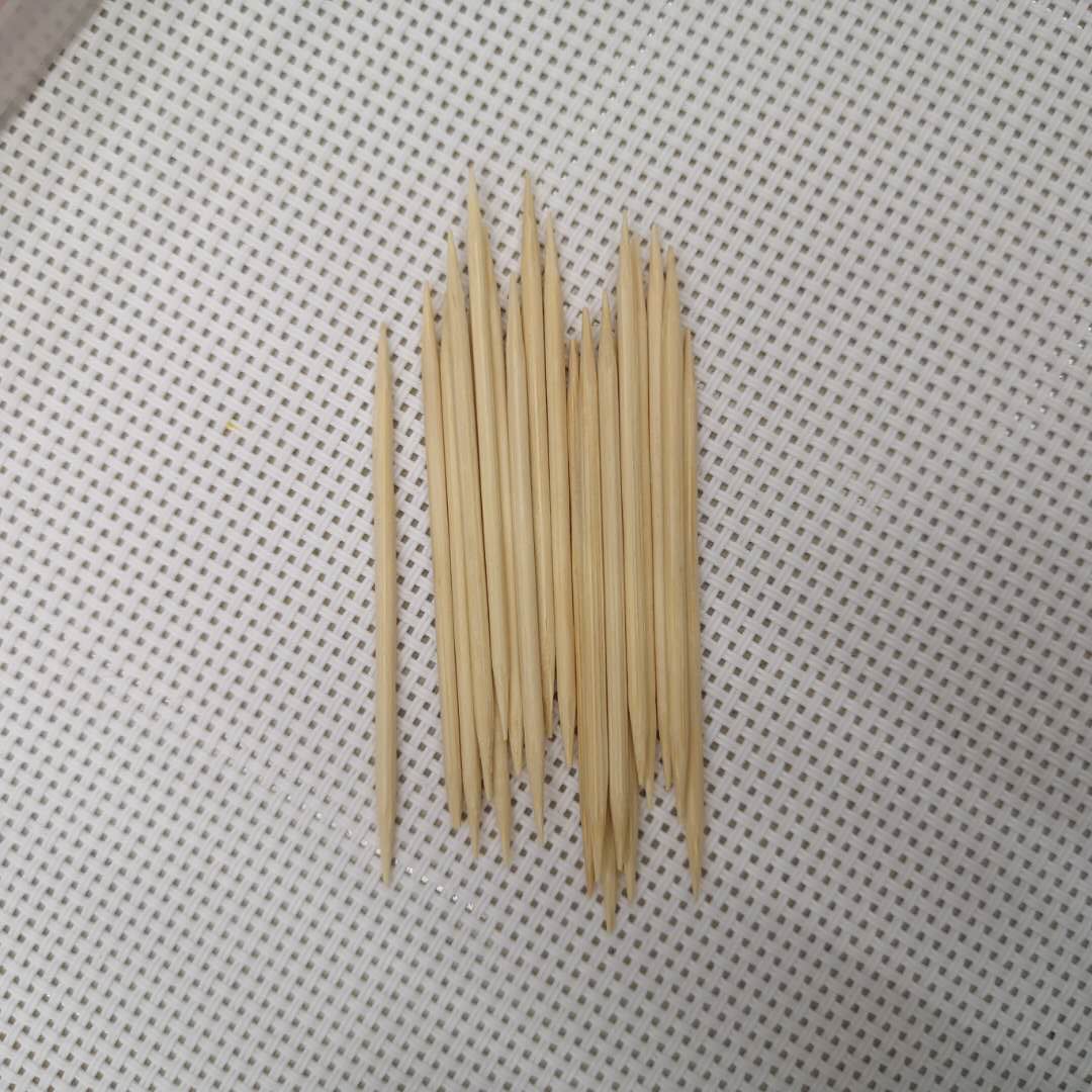 Portable plastic bottle household natural bamboo toothpicks in bamboo toothpick box details Picture