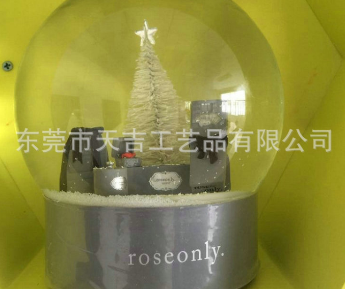 厂家定制新款玻璃雪花水球圣诞树脂个性旋转玻璃水晶球摆件礼物