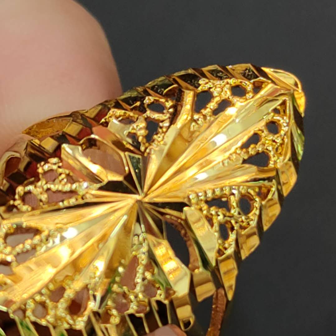 A trendy gold-imitated gentlemanly style carved pattern accessory ring Specification image