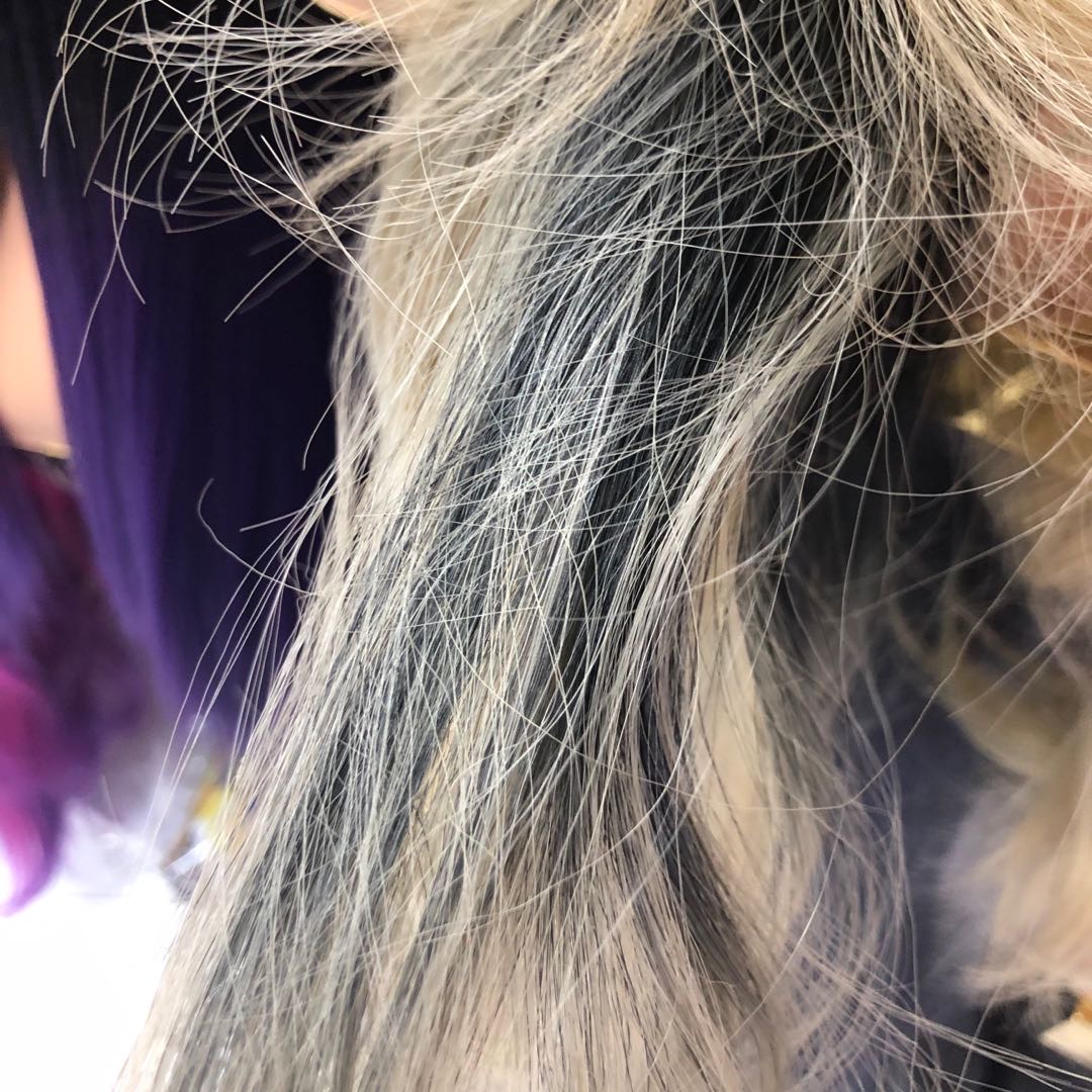 The new style of natural full head set with large gradient waves and real human hair strands is very realistic Specification image