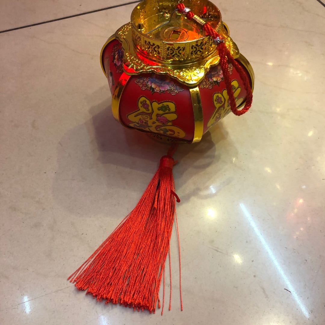 During the Spring Festival, children carry lanterns to celebrate the New Year. These are toys for babies to play with, featuring luminous night lights Specification image