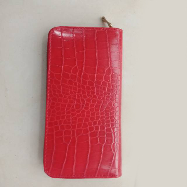 Madam, a rectangular wallet with red scales details Picture