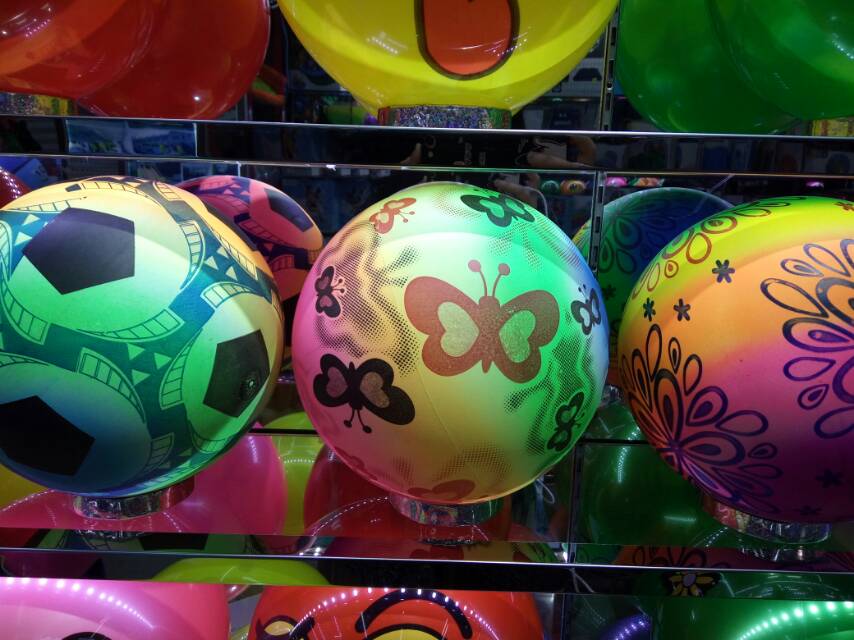 七彩印花亚光贴标球产品图