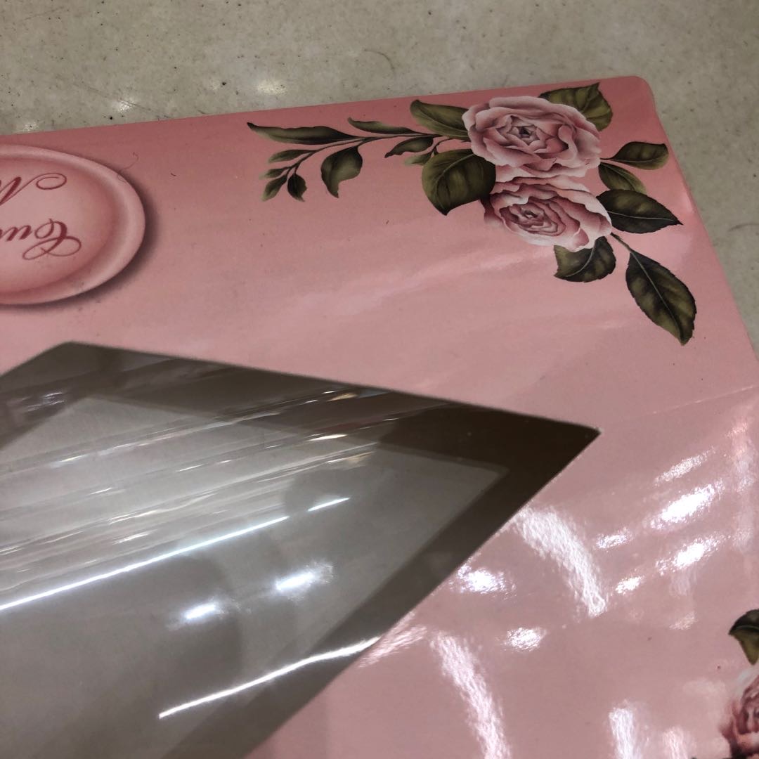 粉色长方形四角玫瑰花中间透明菱形开窗细节图