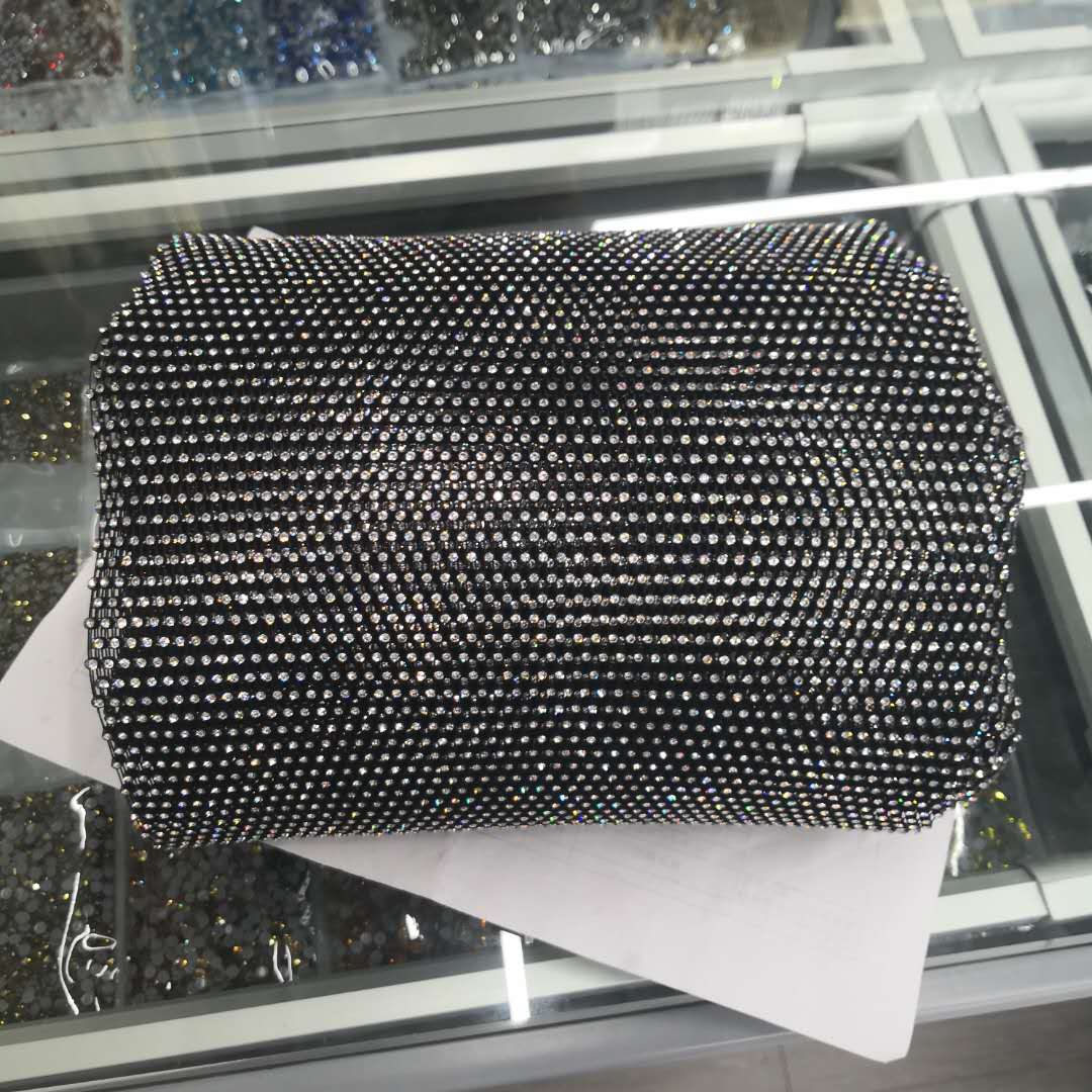 Fashionable mesh glass imitation diamond silver chain claw chain texture mesh art accessory details Picture