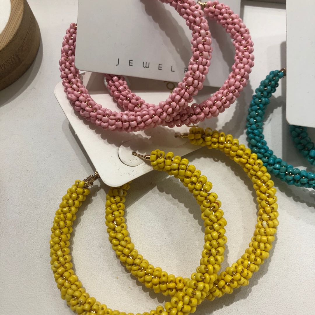 Korean-style candy-colored circular rice bead pendant earrings, stylish earrings, cool and trendy fashion accessories