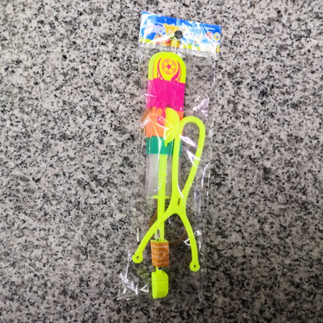厂家直销塑料金果口哨飞箭玩具
