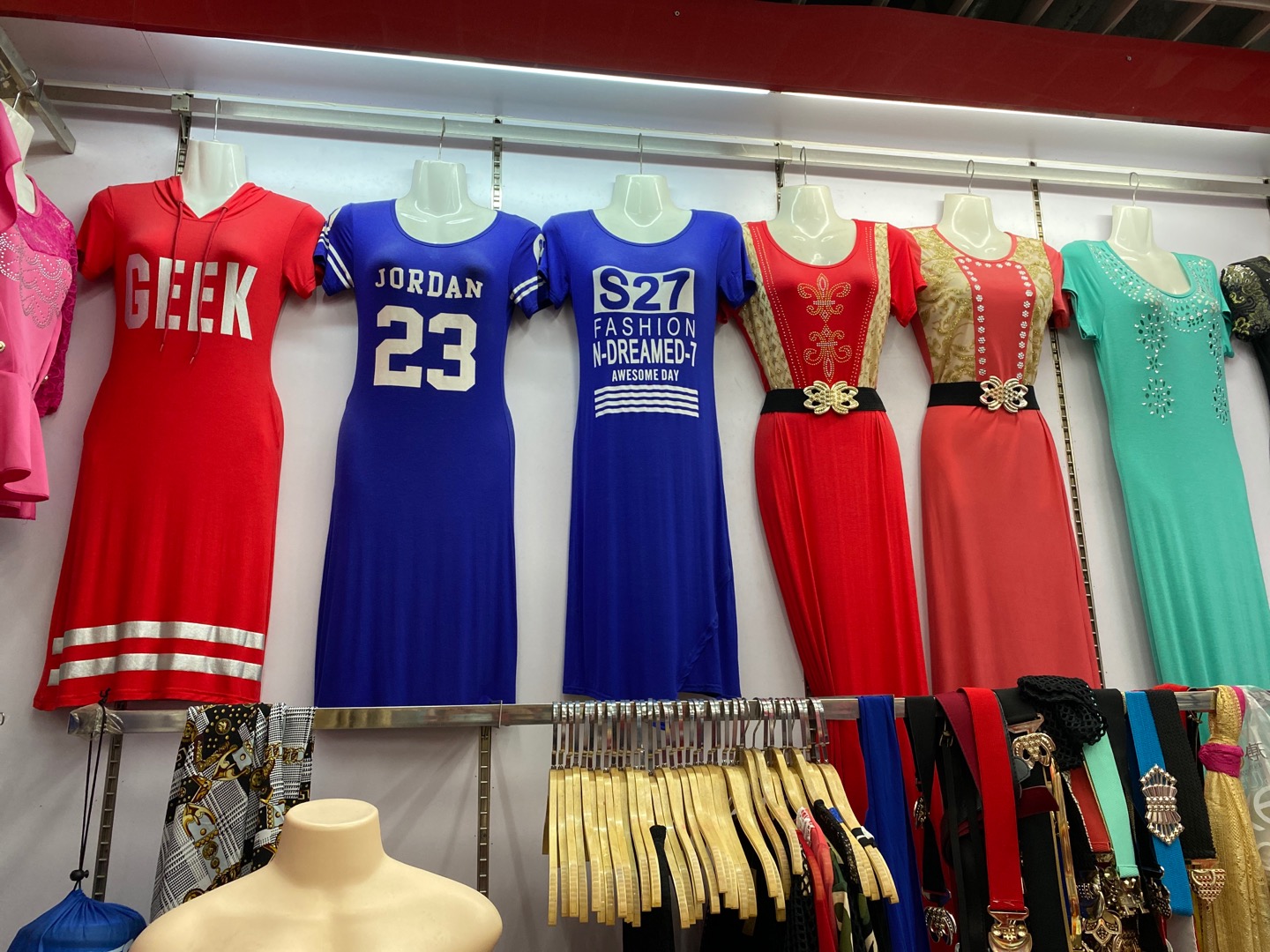 Blonde hair clothing describe pic - 1