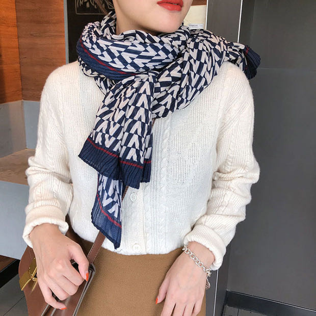 Casual, fashionable and trendy V-shaped Korean style scarf details Picture