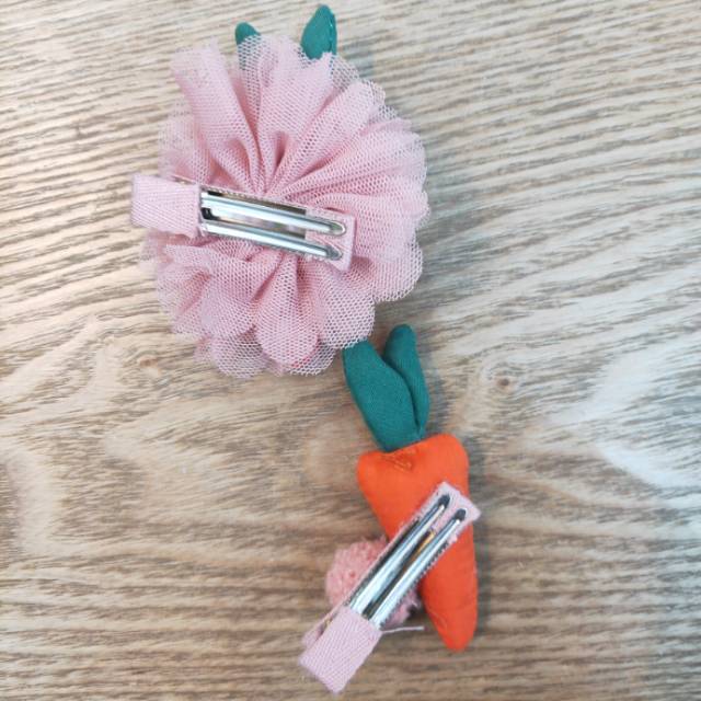 Multi-angle presentation of carrot hairpin detail