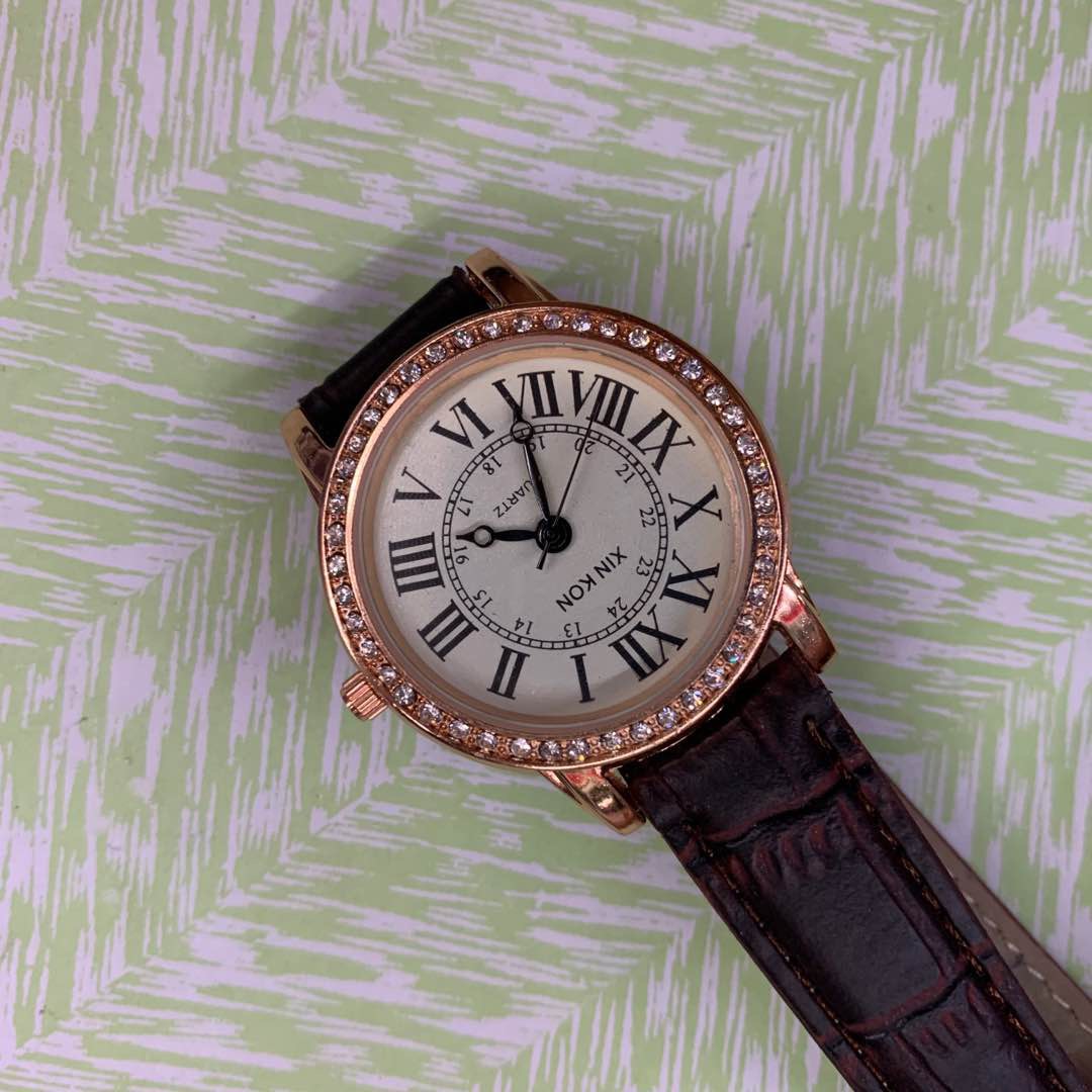 时尚潮流镶钻防水皮带款女士石英表产品图