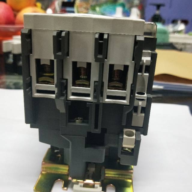 厂家直销小型安全高品质黑色新款断路器产品图