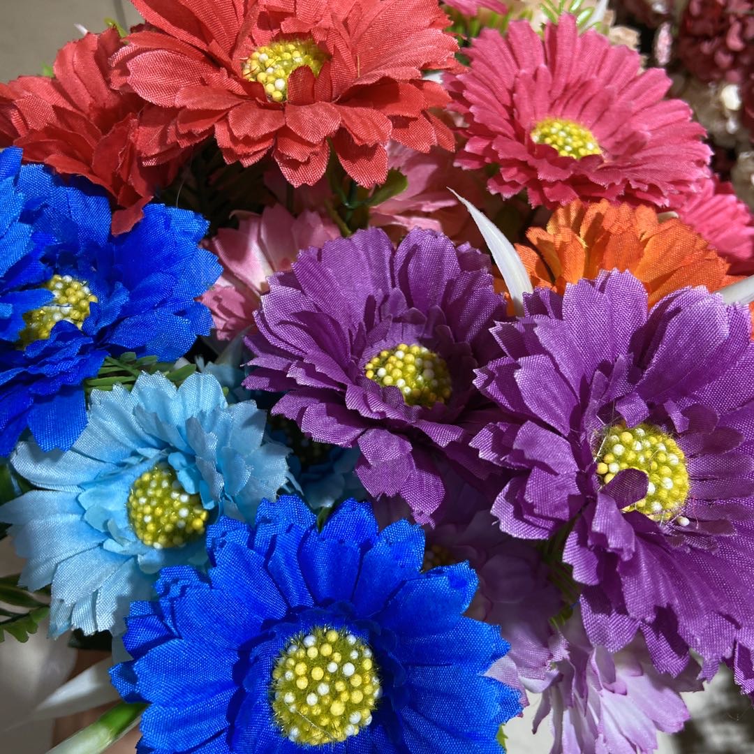 The living room is decorated with European-style plastic artificial flower arrangements. The interior is furnished with dried flower bouquets, potted plants, coffee tables, dining tables and artificial flowers Specification image