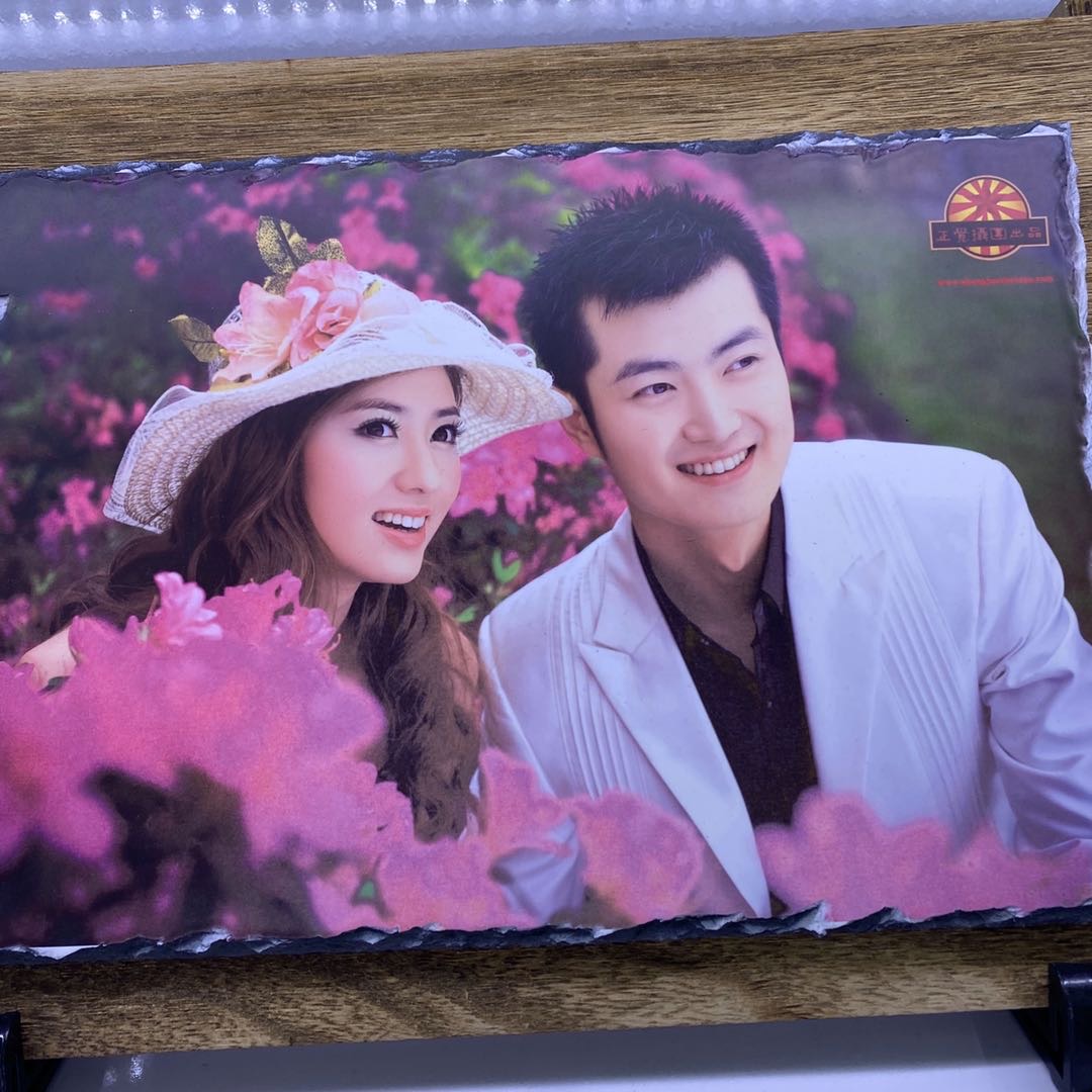 The wooden couple photo frame decorative item stand is integrated details Picture