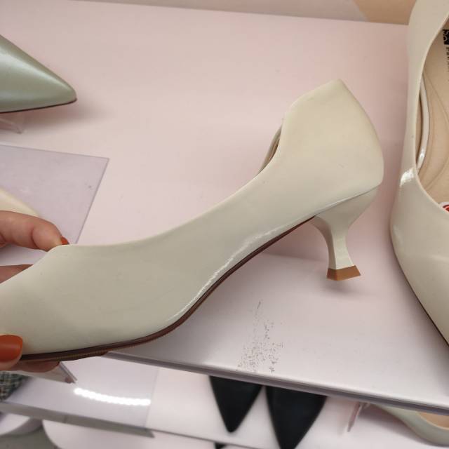 Metal pointed cat heel high heels for women's spring new style, shallow opening, versatile, slender heels, sexy and trendy mid-heel single shoes details Picture