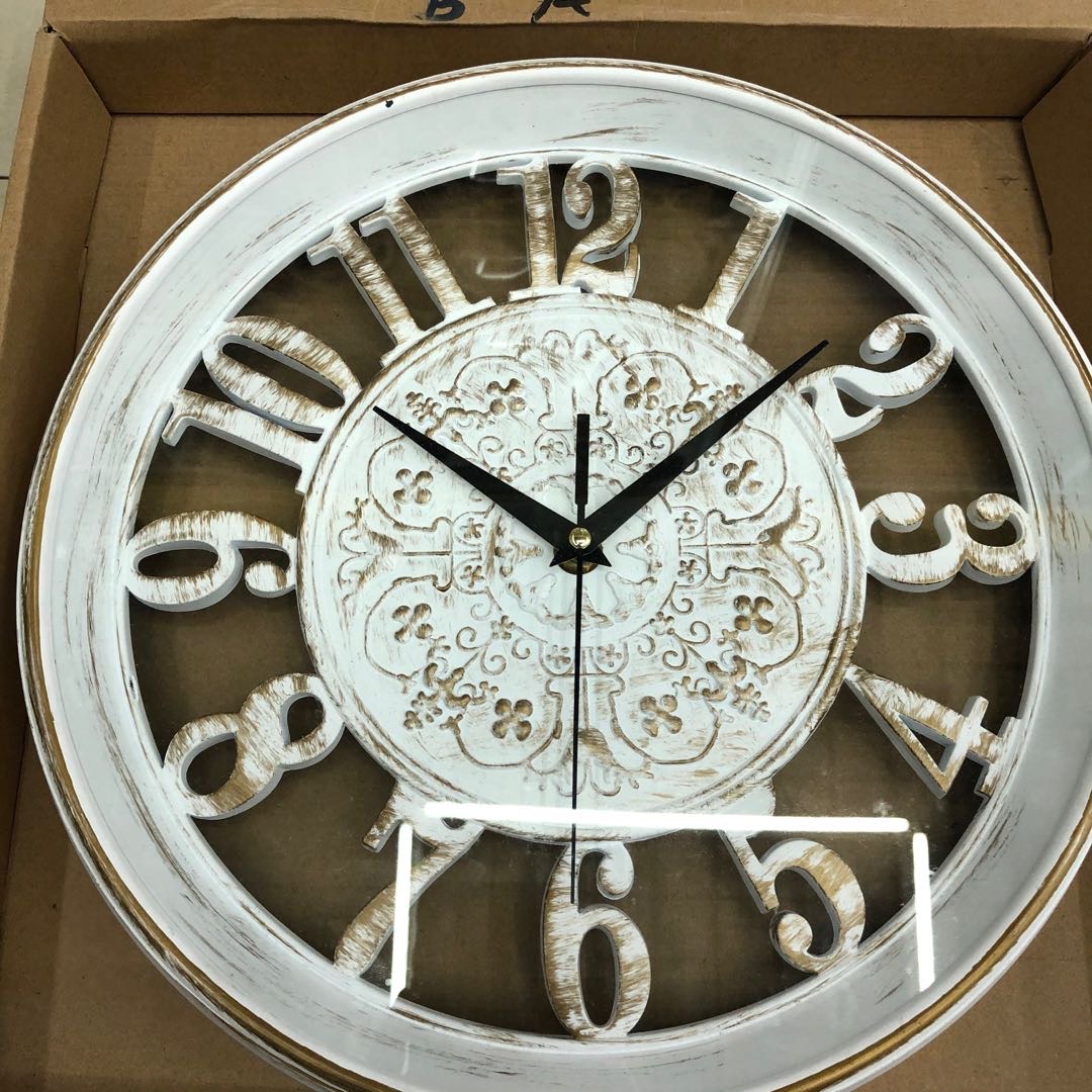 الخشب اليوروفورم الاوروبي هو عبارة عن نموذج مبتكر، وهو عبارة عن ساعة جدارية بيضاء في غرفة المعيشة