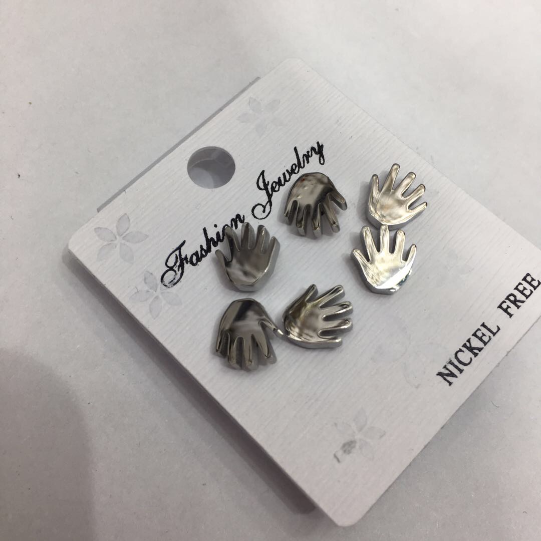 简约时尚朋克风手掌形百搭款铜镀银成人耳钉细节图