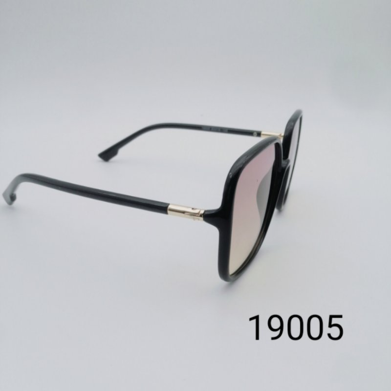 مربع كبير من النظارات الشمسية المنحرفة في إطار كبير من النظارات الشمسية من أجل الموضة Specification image