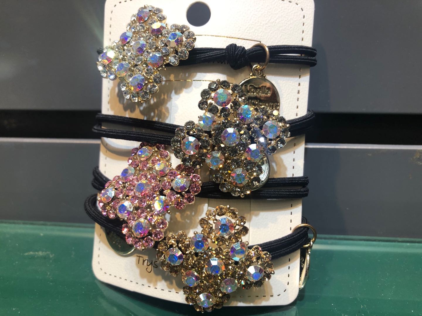 2020 versión coreana dongdaemun nueva red de cuatro hojas flor checa diamante cuerda de cabeza temperamento versátil cola de caballo anillo de pelo funda de cuero details Picture