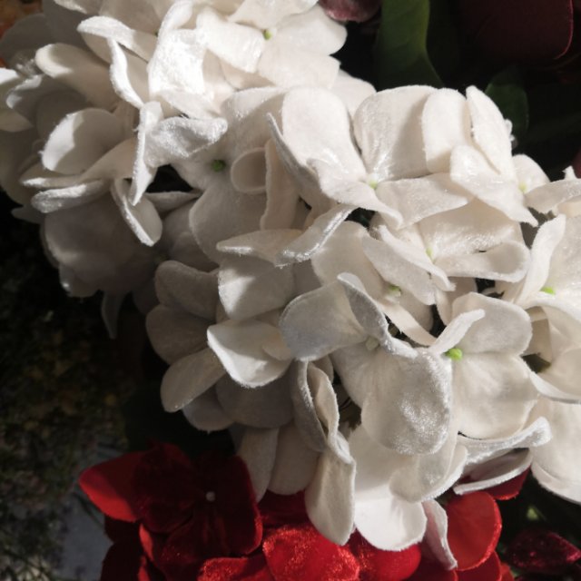 Yiwu quality white artificial flower arrangements, living room flower arrangements and decorative flowers, factory direct sales of artificial flowers